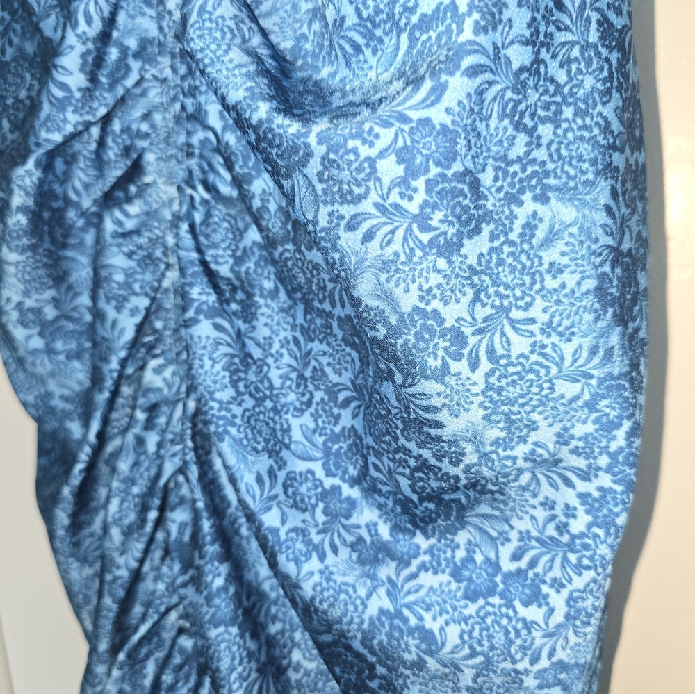 Beautiful blue statement dress by AMUR. - Picture 5 of 6